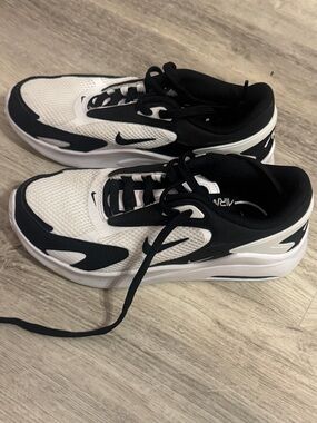 Nike Air Max Bolt Women’s B&W Mesh Runner Sneakers